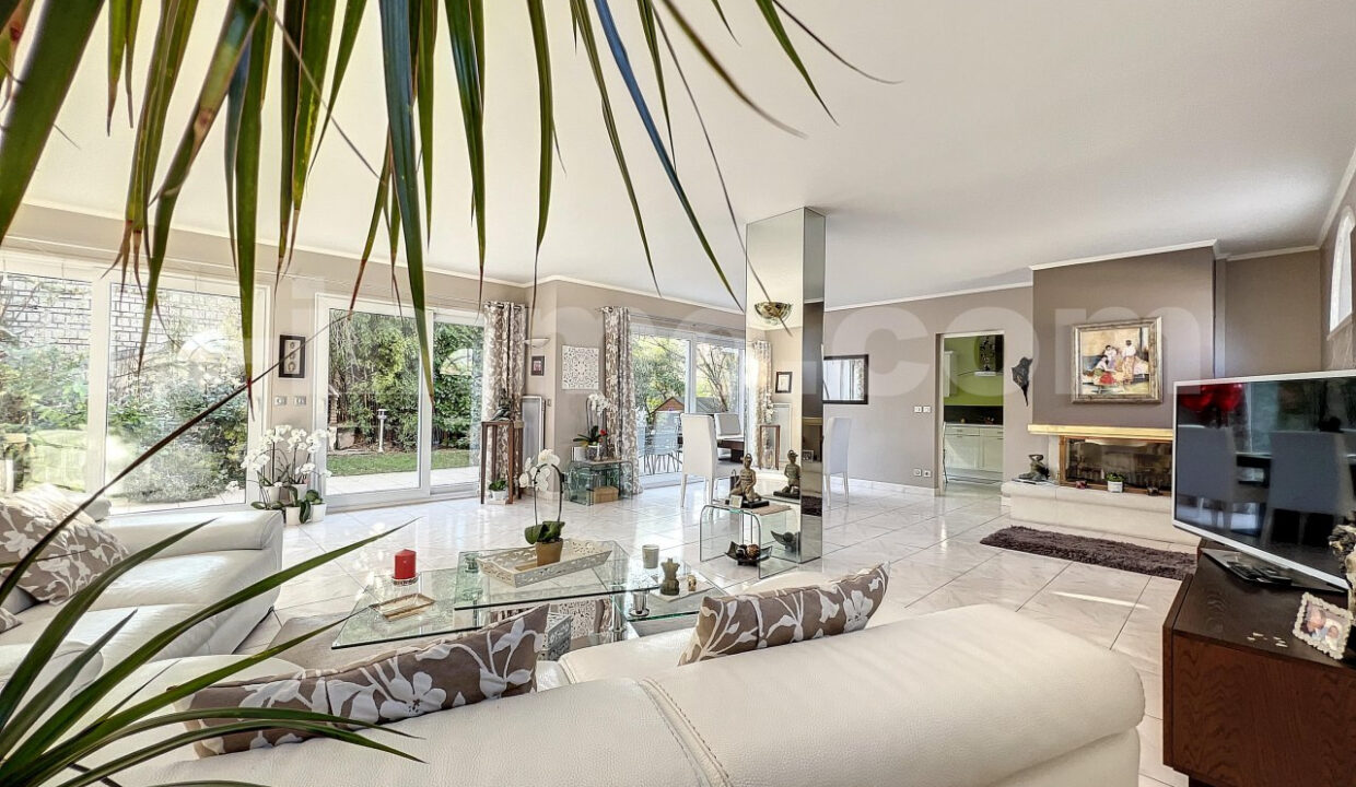 Belle maison familiale dans un ilôt de verdure