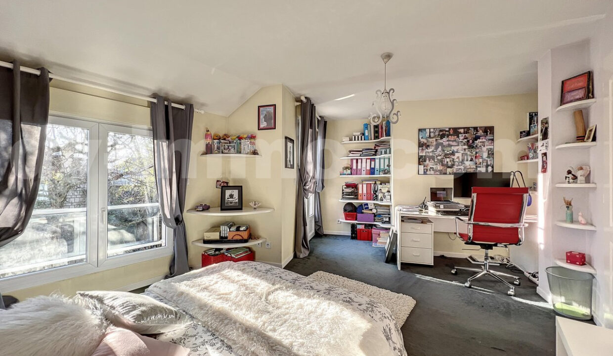 Belle maison familiale dans un ilôt de verdure