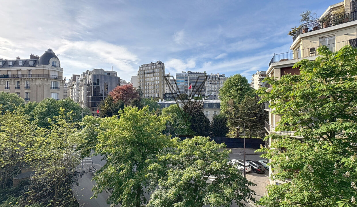 Passy Appartement 2 pièces Vue partielle Tour Eiffe