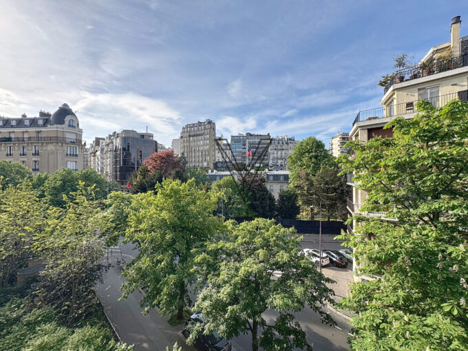 Passy   Appartement 2 pièces   Vue partielle Tour Eiffe
