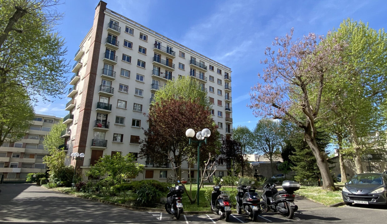 SPACIEUX 2 PIECES TRAVERSANT EN ETAGE ELEVE