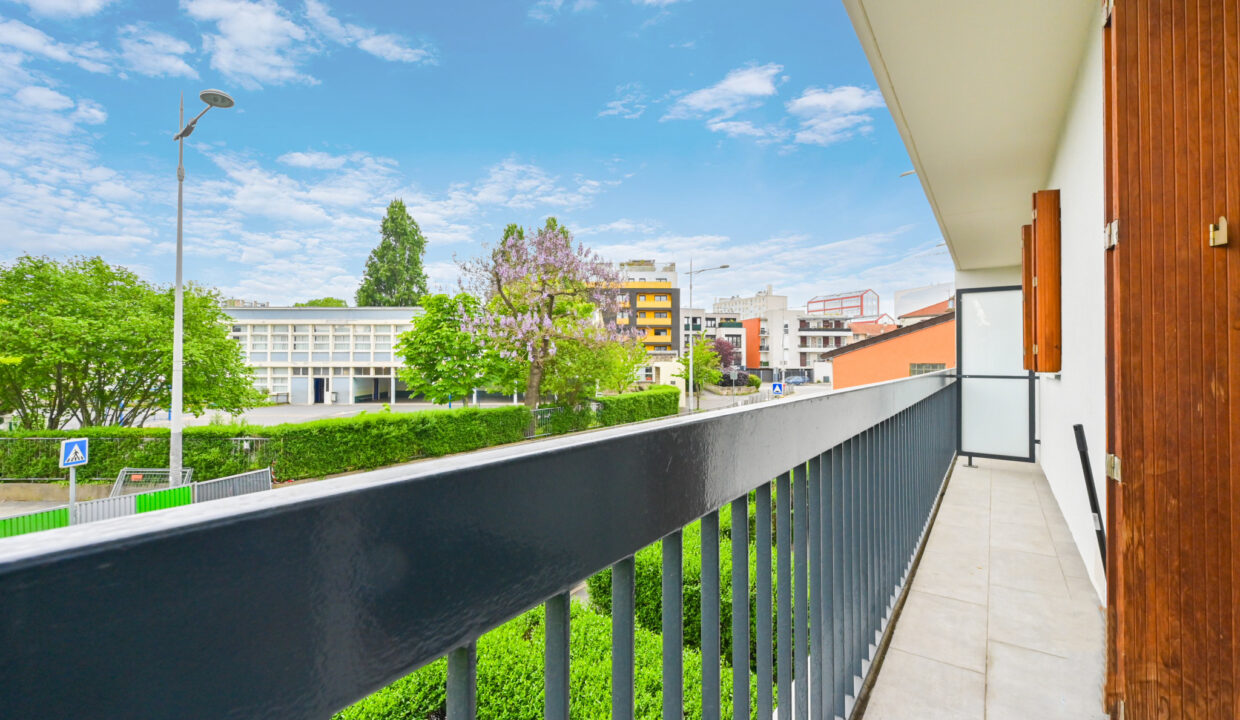 À vendre   Grand studio lumineux avec balcon   Résidence réc