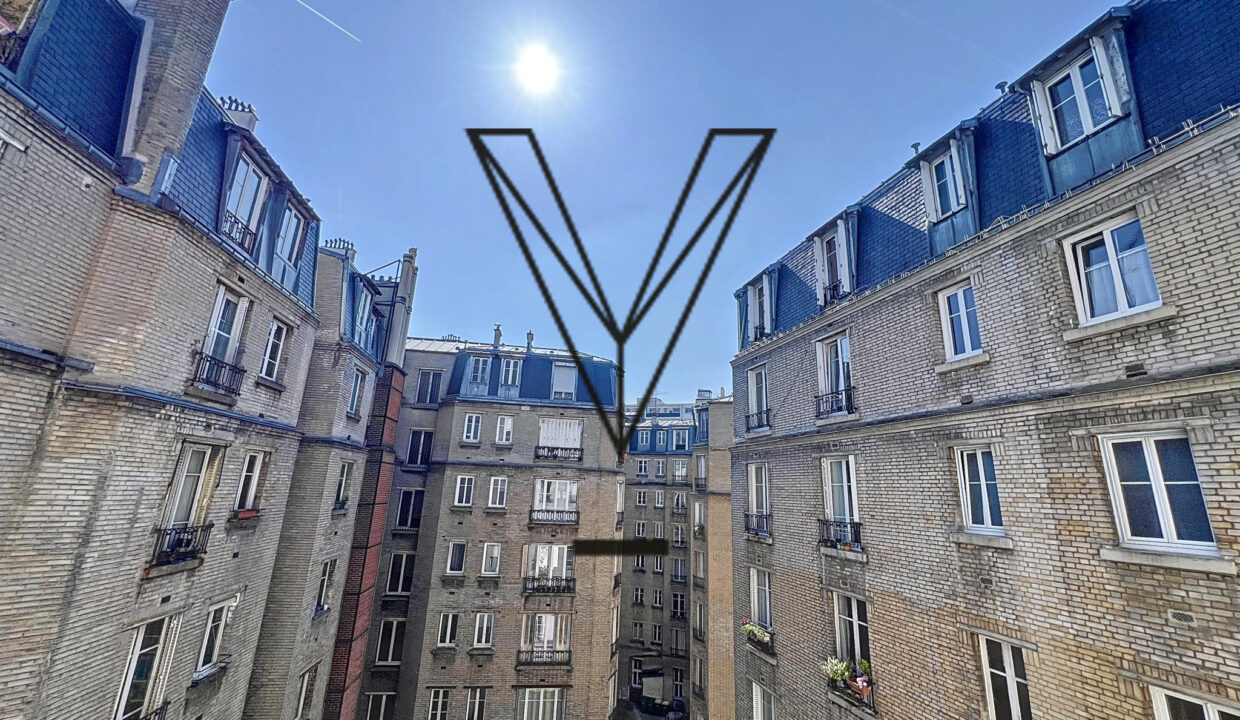 Studio lumineux en étage élevé et vue dégagée.