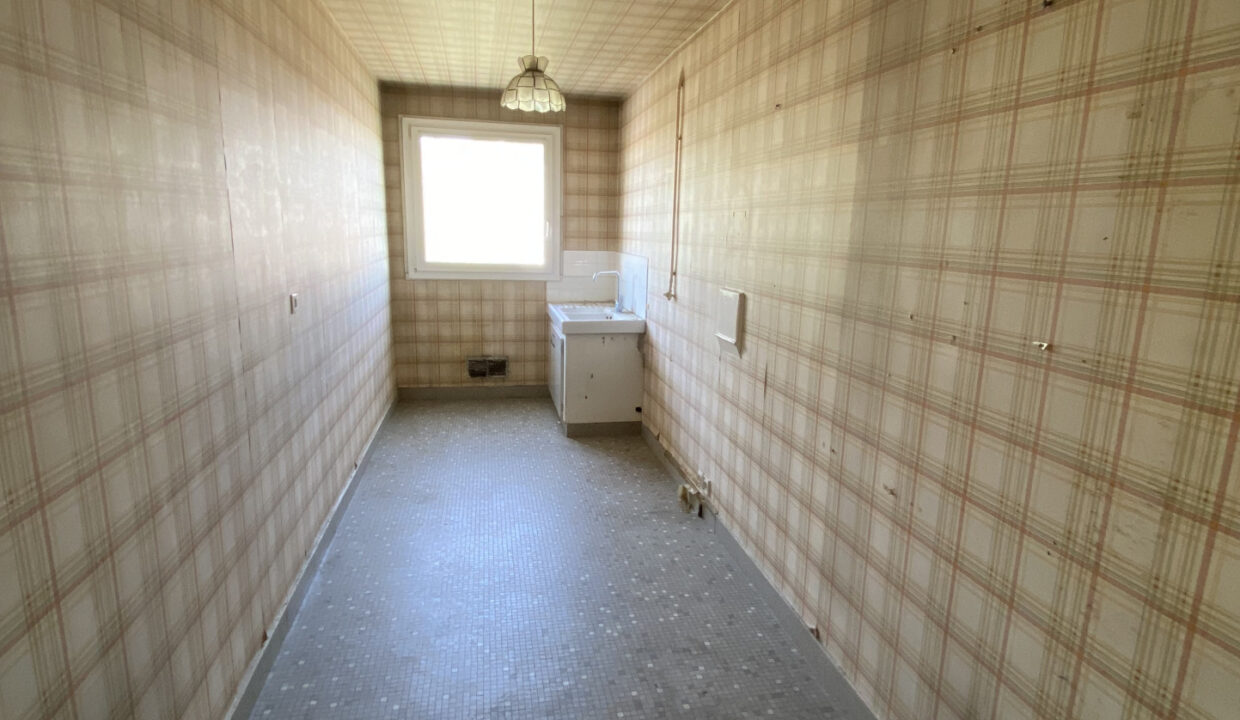 SPACIEUX 2 PIECES TRAVERSANT EN ETAGE ELEVE