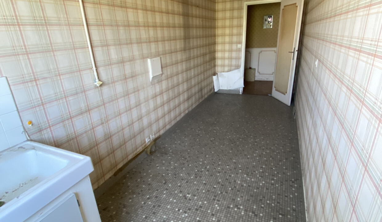 SPACIEUX 2 PIECES TRAVERSANT EN ETAGE ELEVE