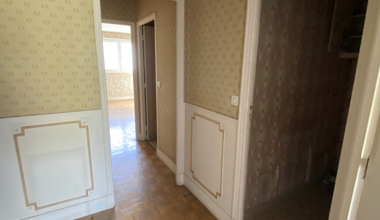 SPACIEUX 2 PIECES TRAVERSANT EN ETAGE ELEVE