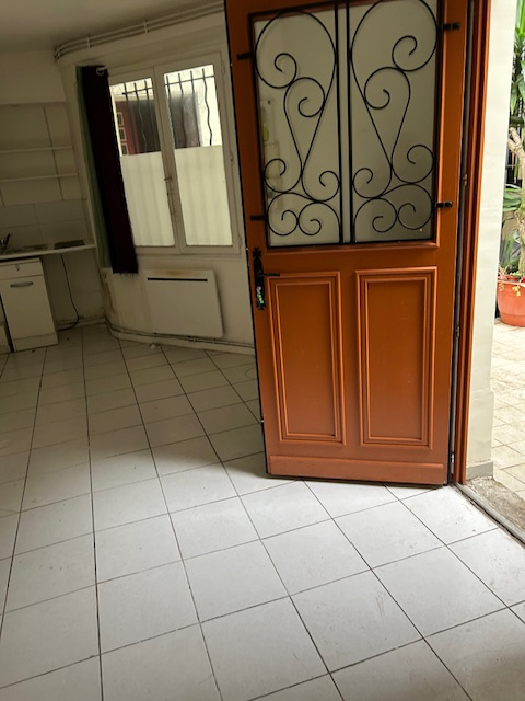 NATION - Dans un immeuble hausmannien.