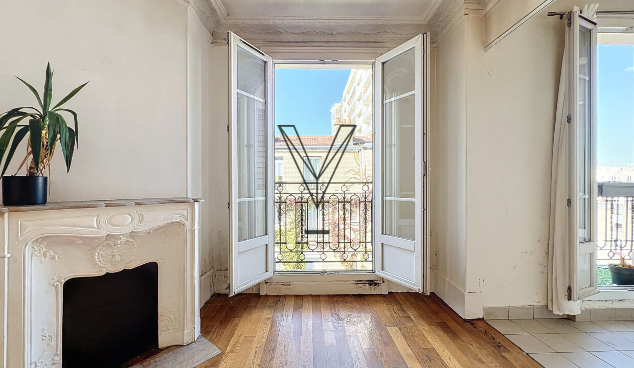 Studio en étage élevé idéalement situé