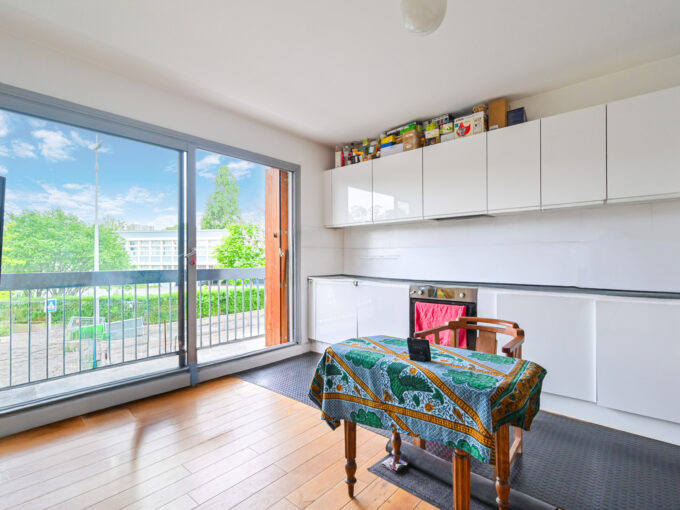 À vendre   Grand studio lumineux avec balcon   Résidence réc