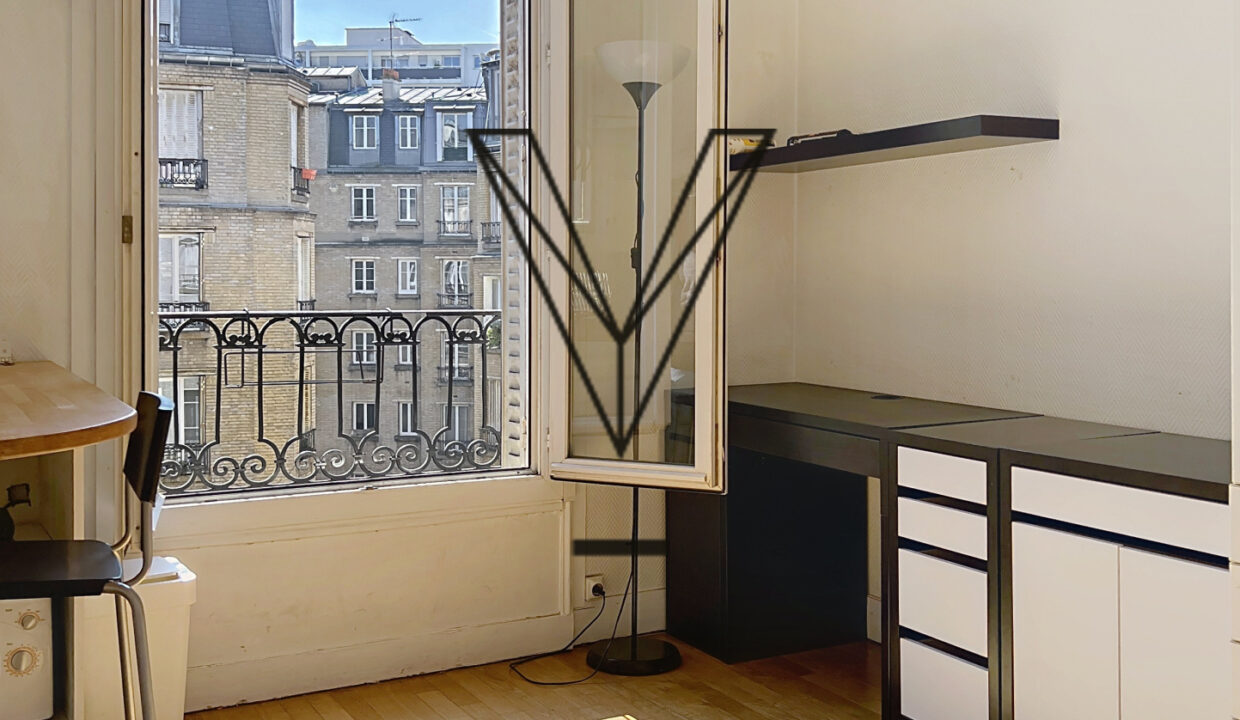 Studio lumineux en étage élevé et vue dégagée.