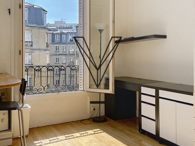 Studio lumineux en étage élevé et vue dégagée.