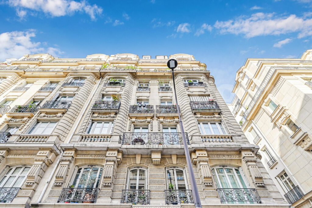 Paris XVIII – Mo La Chapelle/ M. Dormoy – Immeuble Haussmann