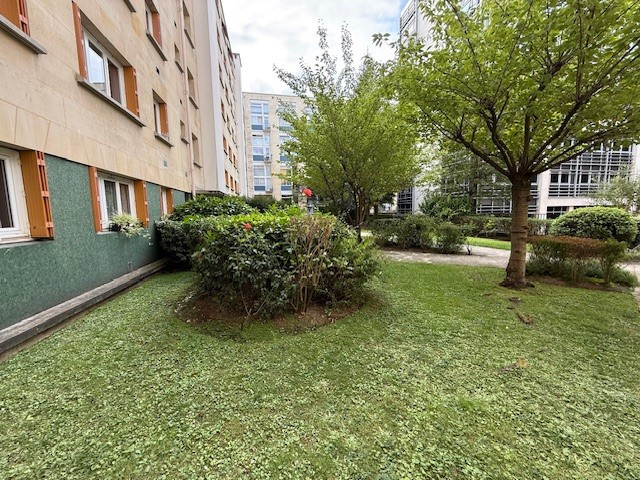 PARIS XII Appartement sur cour, refait à neuf.