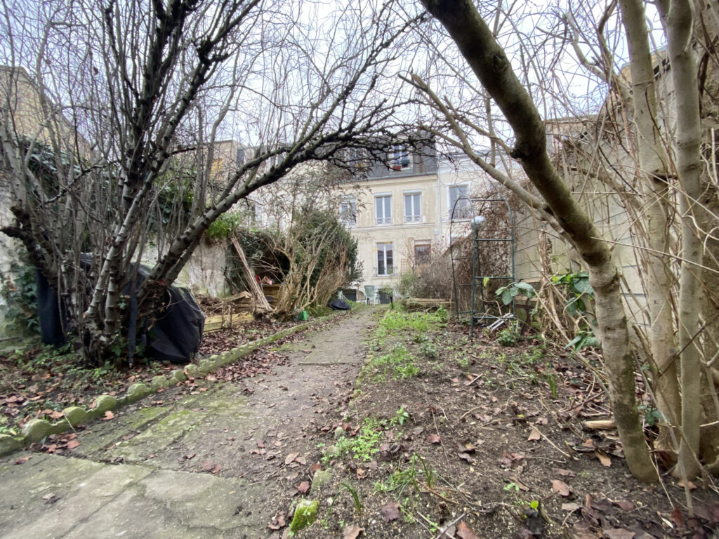 F2 Bas Montreuil Limite Vincennes, traversant au calme avec