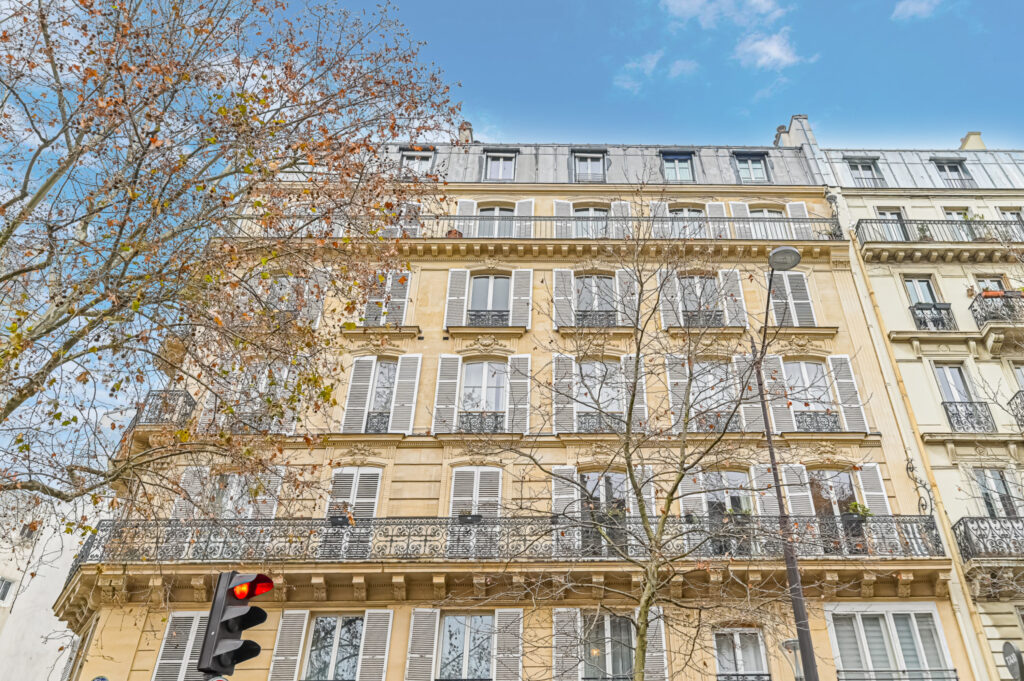 IMMEUBLE PIERRE DE TAILLE – BALCON – Ascenseur