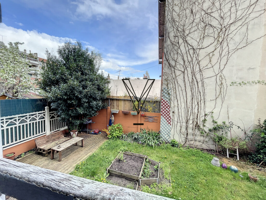 RARE   Duplex de charme esprit maison avec jardin partagé