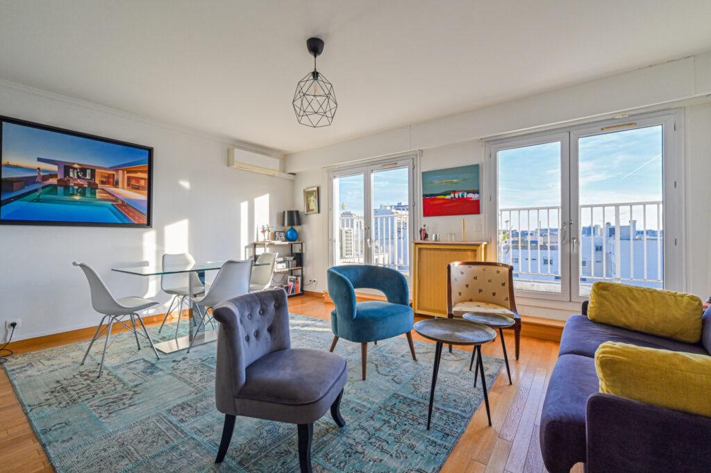 PARIS XII –  Appartement au dernier étage, balcon